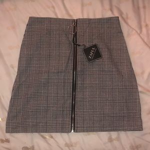 Zip up black and white skirt🎁